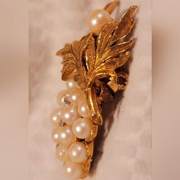 VINTAGE UNSIGNED FAUX PEARL GRAPE CLUSTER GOLD JEWELRY PIN/BROOCH - Picture 4 of 10